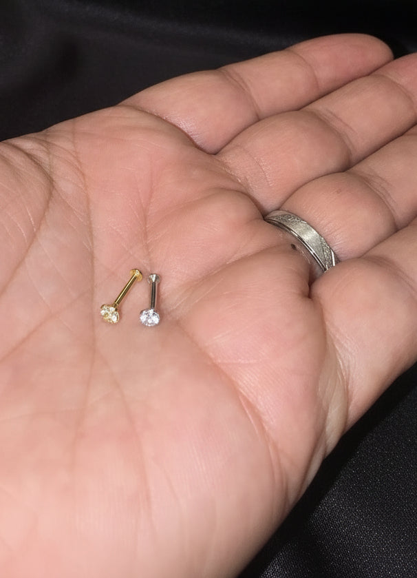 ਪੇਚ ਬੈਕ ਲਾਕ ਦੇ ਨਾਲ ਅਸਲੀ ਚਾਂਦੀ ਦੇ ਨੋਜ਼ ਸਟੱਡ।