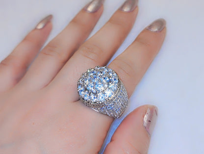 ਆਈਸਡ ਆਊਟ ਵ੍ਹਾਈਟ ਗੋਲਡ ਪਲੇਟਿਡ ਰਿੰਗ