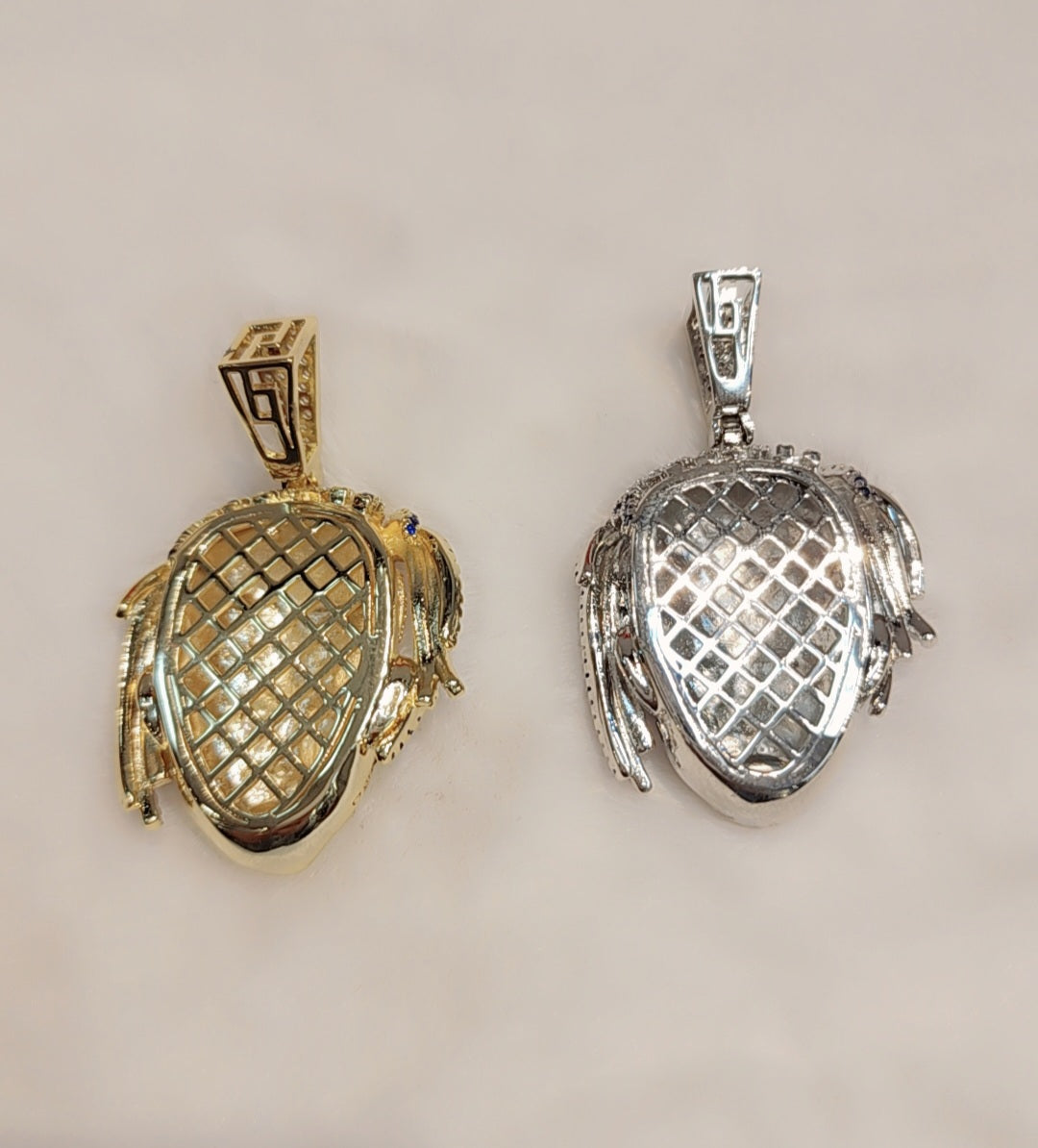 ਆਈਸਡ ਆਊਟ ਵ੍ਹਾਈਟ ਗੋਲਡ ਪਲੇਟਿਡ ਰੈਪਰ ਪੈਂਡੈਂਟ