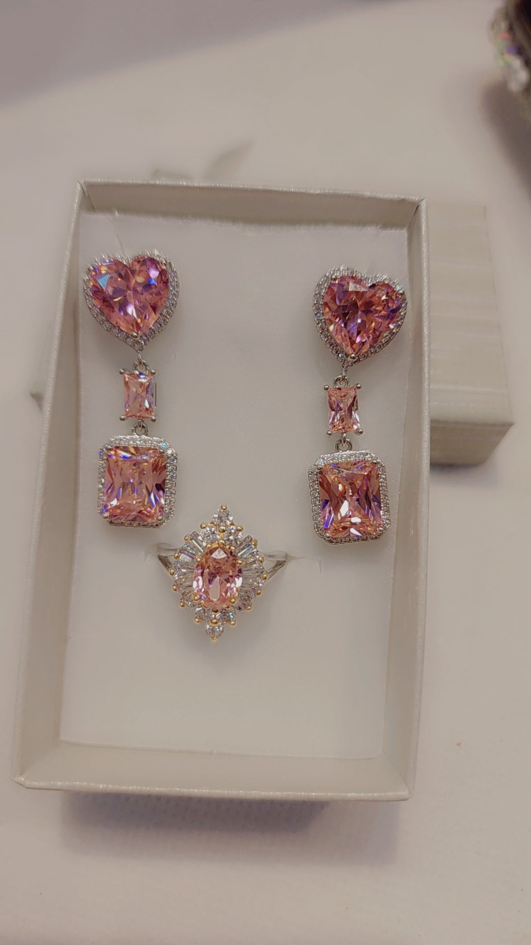 ਚਿੱਟੇ ਸੋਨੇ ਦੀ ਪਲੇਟ ਵਾਲੀ ਕੰਨਾਂ ਦੀ ਵਾਲੀ ਅਤੇ ਅੰਗੂਠੀ