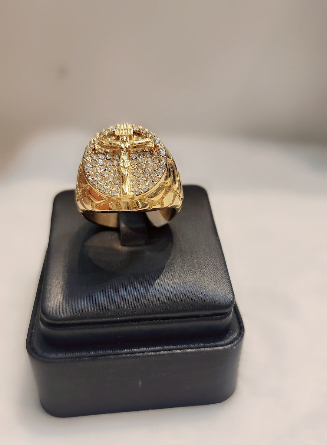 ਸੋਨੇ ਦੀ ਪਲੇਟ ਵਾਲੀ ਸਲੀਬ ਵਾਲੀ ਅੰਗੂਠੀ