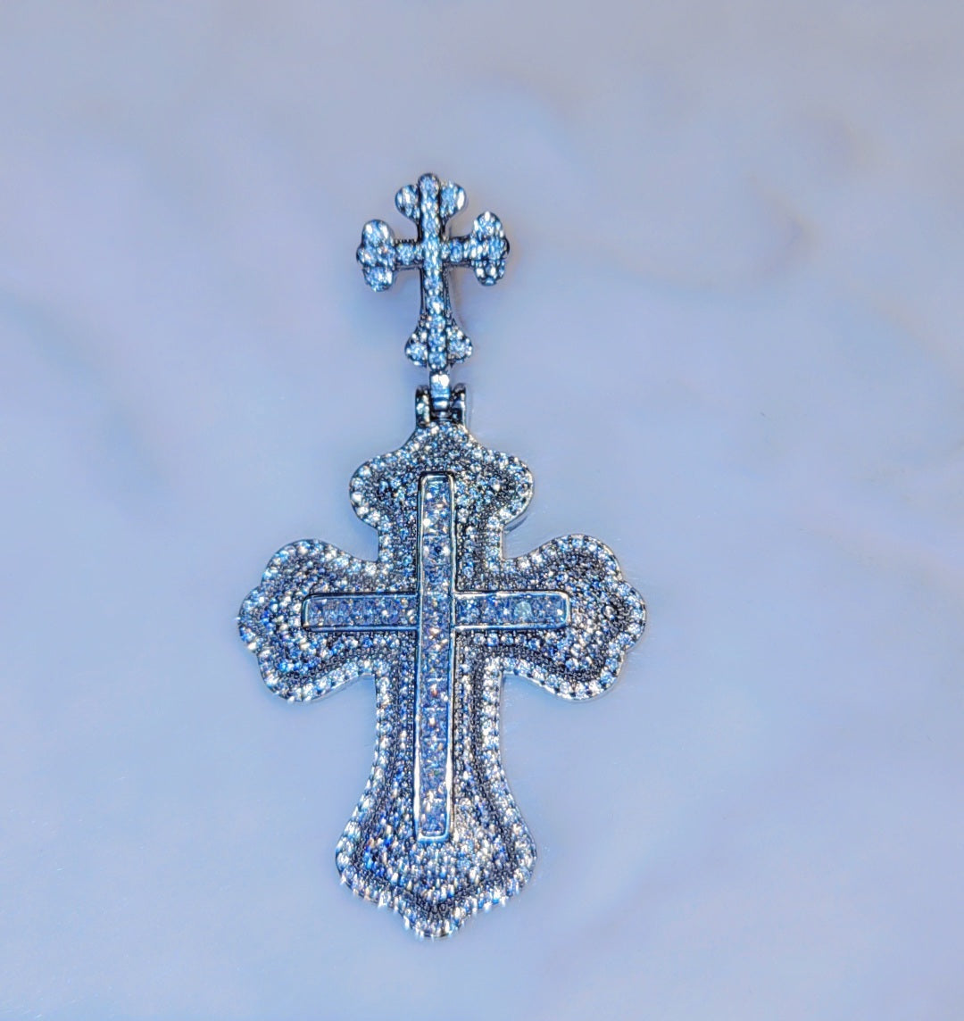 ਆਈਸਡ ਆਊਟ ਵ੍ਹਾਈਟ ਗੋਲਡ ਪਲੇਟਿਡ ਕਰਾਸ ਪੈਂਡੈਂਟ