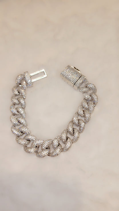 ਆਈਸਡ ਆਊਟ ਗੋਲਡ ਪਲੇਟਿਡ ਕਿਊਬਨ ਲਿੰਕ ਬਰੇਸਲੇਟ