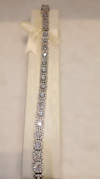 ਆਈਸਡ ਆਊਟ ਗੋਲਡ ਪਲੇਟਿਡ ਟੈਨਿਸ ਬਰੇਸਲੇਟ