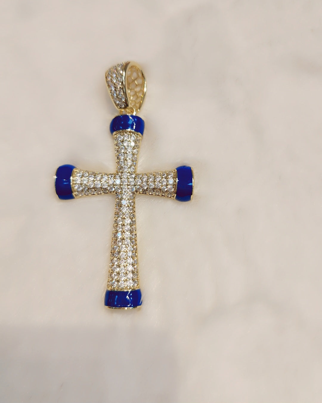 Pendentif croix plaqué or glacé