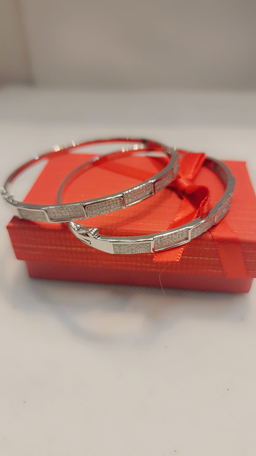 ਅਸਲੀ ਚਾਂਦੀ ਦੀਆਂ ਚੂੜੀਆਂ