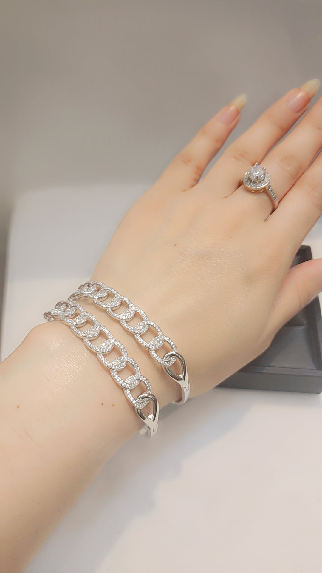 ਅਸਲੀ ਚਾਂਦੀ ਦੀਆਂ ਚੂੜੀਆਂ