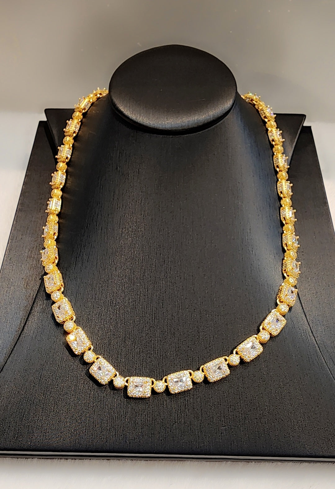 ਆਈਸਡ ਆਊਟ ਗੋਲਡ ਪਲੇਟਿਡ ਚੇਨ