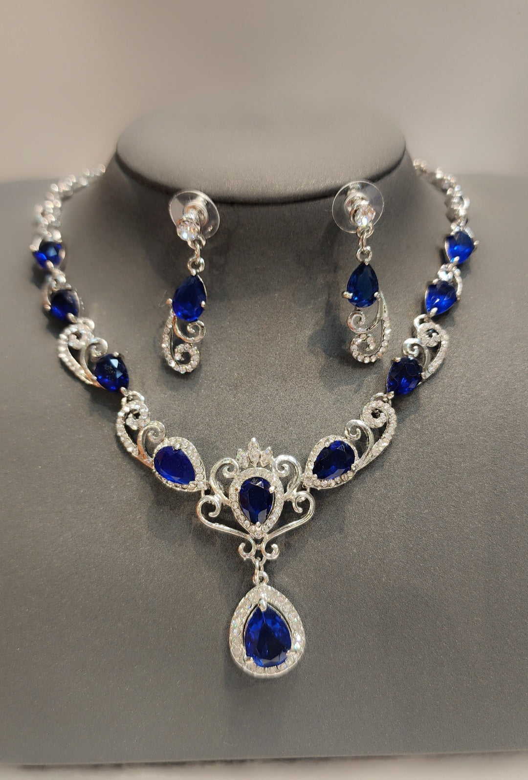 ਚਿੱਟੇ ਸੋਨੇ ਦੀ ਪਲੇਟ ਵਾਲਾ ਗੂੜ੍ਹਾ ਨੀਲਾ CZ ਸਟੋਨ ਸੈੱਟ