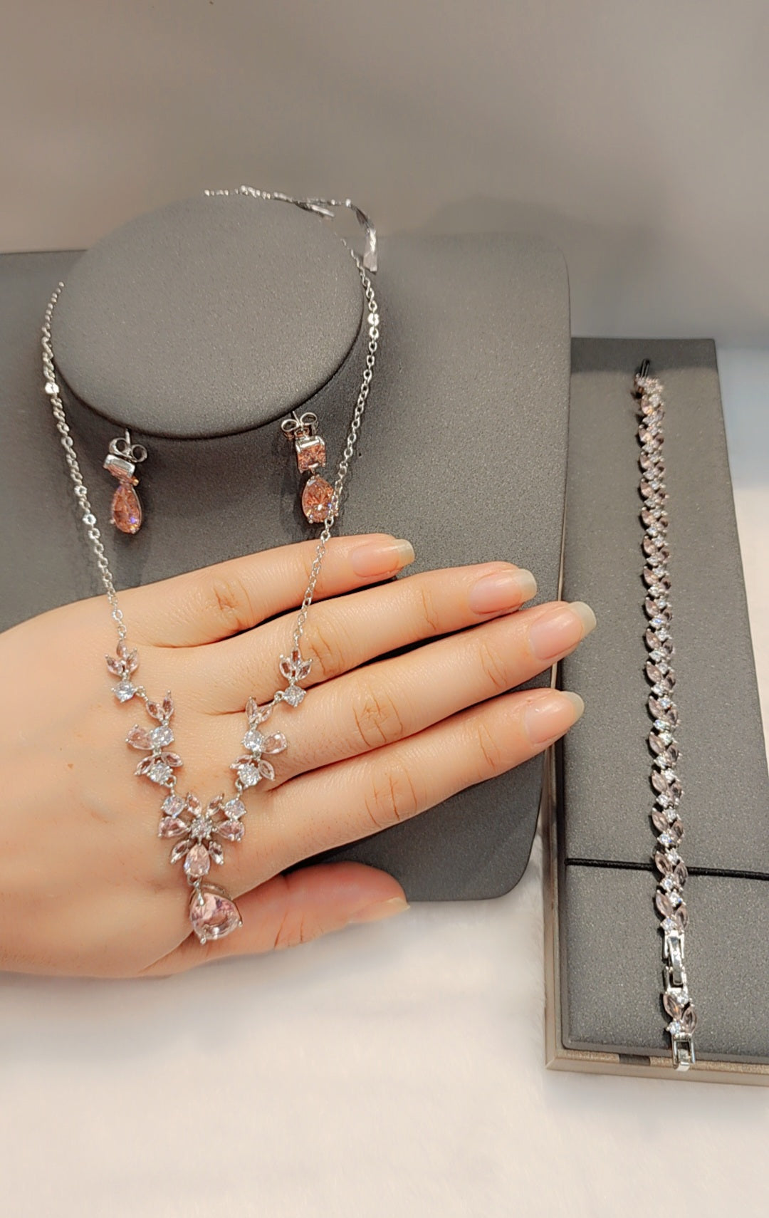 ਚਿੱਟੇ ਸੋਨੇ ਦੀ ਪਲੇਟ ਵਾਲਾ ਸੈੱਟ