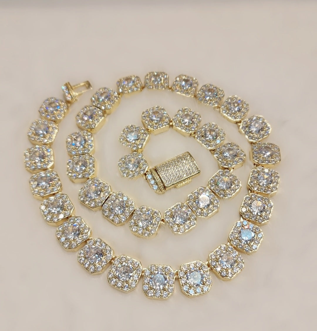 ਆਈਸਡ ਆਊਟ ਗੋਲਡ ਪਲੇਟਿਡ ਚੇਨ