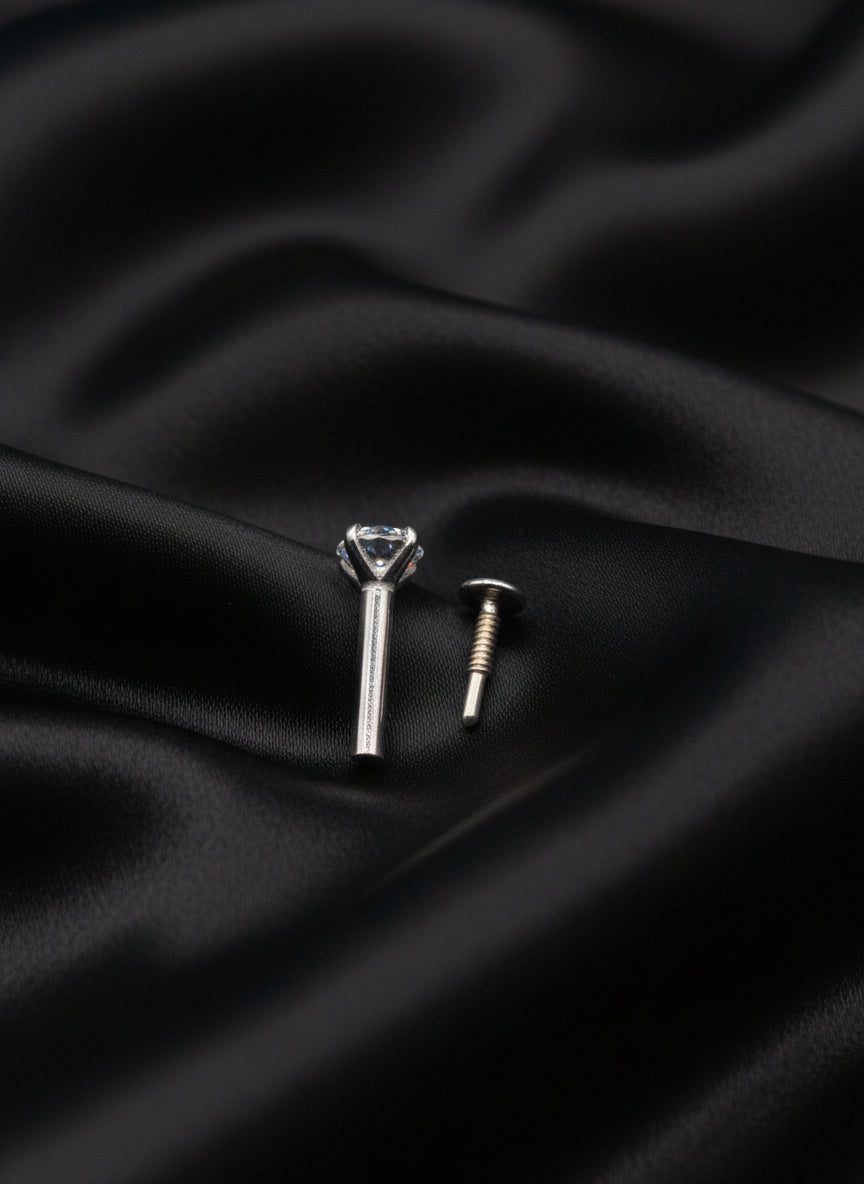 ਪੇਚ ਬੈਕ ਲਾਕ ਦੇ ਨਾਲ ਅਸਲੀ ਚਾਂਦੀ ਦੇ ਨੋਜ਼ ਸਟੱਡ।