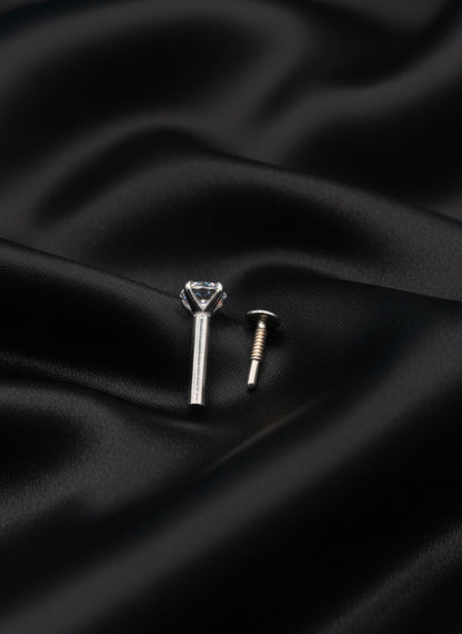 ਪੇਚ ਬੈਕ ਲਾਕ ਦੇ ਨਾਲ ਅਸਲੀ ਚਾਂਦੀ ਦੇ ਨੋਜ਼ ਸਟੱਡ।