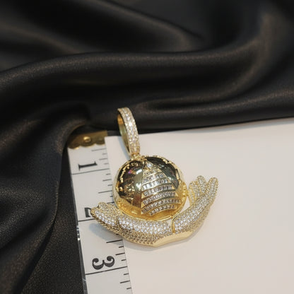 ਆਈਸਡ ਆਊਟ ਪੈਂਡੈਂਟ