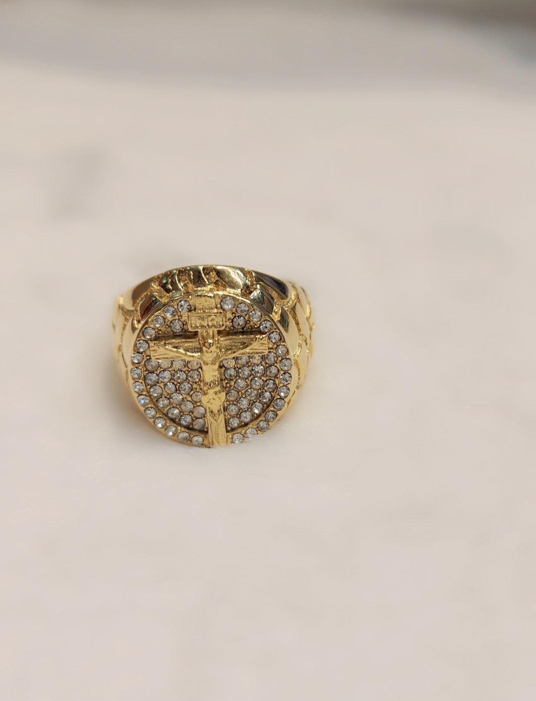 ਸੋਨੇ ਦੀ ਪਲੇਟ ਵਾਲੀ ਸਲੀਬ ਵਾਲੀ ਅੰਗੂਠੀ