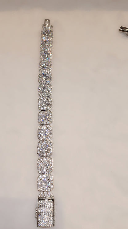 ਆਈਸਡ ਆਊਟ ਗੋਲਡ ਪਲੇਟਿਡ ਟੈਨਿਸ ਬਰੇਸਲੇਟ