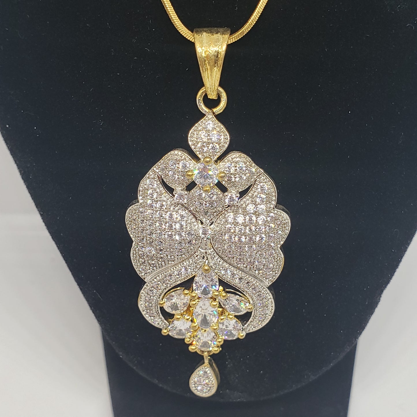 ਸੋਨੇ ਦੀ ਪਲੇਟ ਵਾਲਾ ਸੈੱਟ