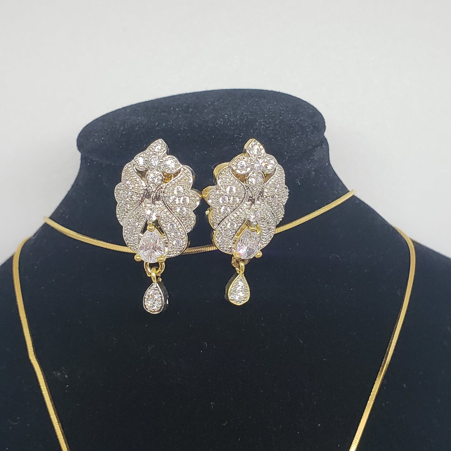 ਸੋਨੇ ਦੀ ਪਲੇਟ ਵਾਲਾ ਸੈੱਟ