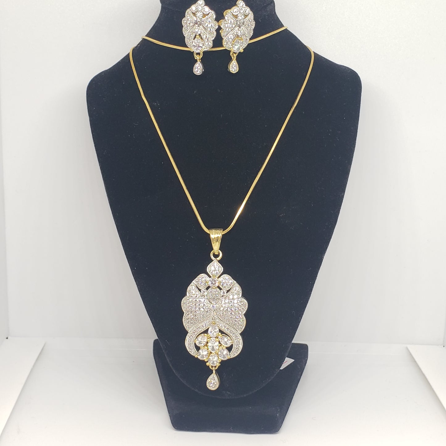 ਸੋਨੇ ਦੀ ਪਲੇਟ ਵਾਲਾ ਸੈੱਟ