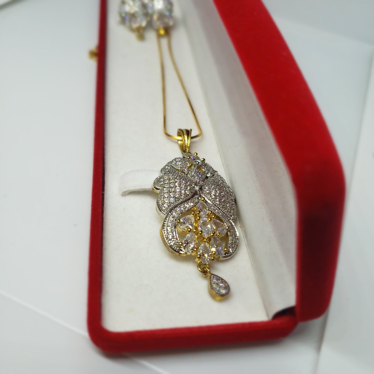 ਸੋਨੇ ਦੀ ਪਲੇਟ ਵਾਲਾ ਸੈੱਟ