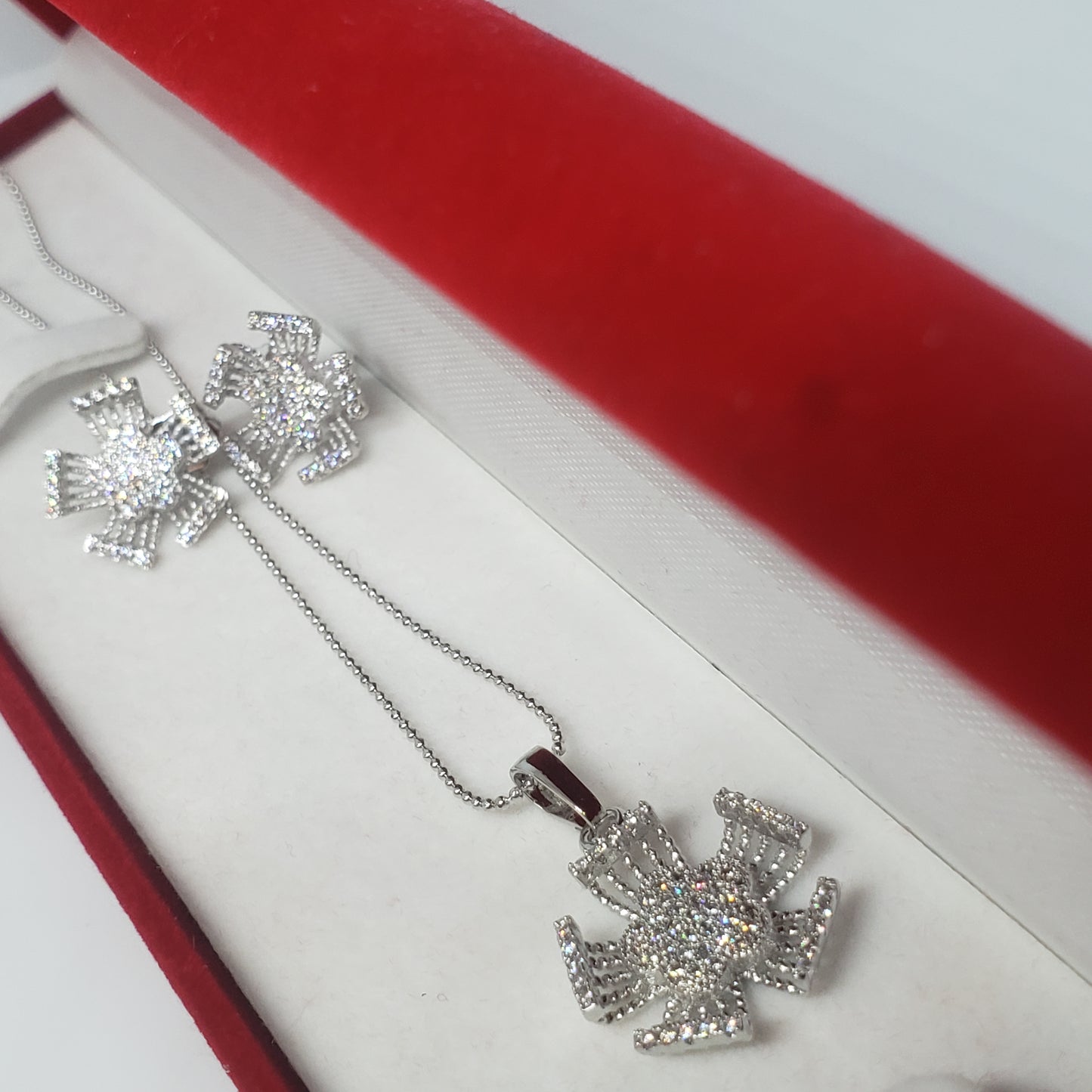 ਹੀਰੇ ਦੇ ਫੁੱਲਾਂ ਦੀਆਂ ਪੱਤੀਆਂ ਵਾਲਾ ਪਿਆਰ ਸੈੱਟ