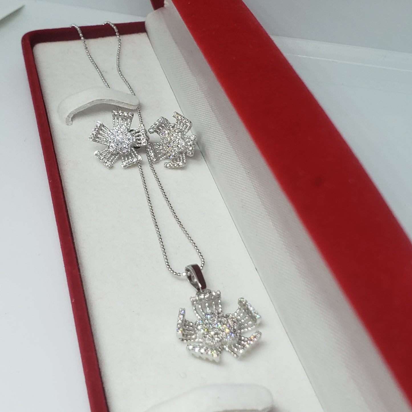 ਹੀਰੇ ਦੇ ਫੁੱਲਾਂ ਦੀਆਂ ਪੱਤੀਆਂ ਵਾਲਾ ਪਿਆਰ ਸੈੱਟ