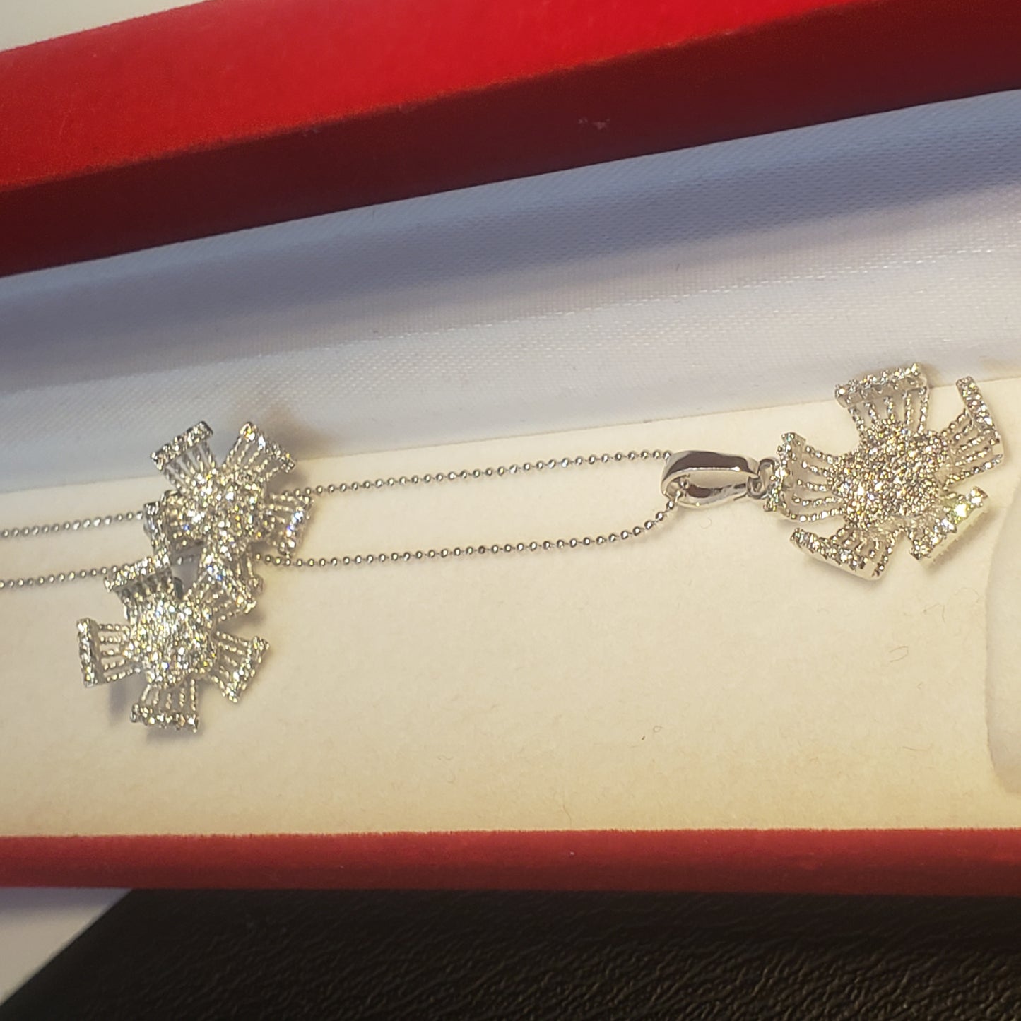 ਹੀਰੇ ਦੇ ਫੁੱਲਾਂ ਦੀਆਂ ਪੱਤੀਆਂ ਵਾਲਾ ਪਿਆਰ ਸੈੱਟ