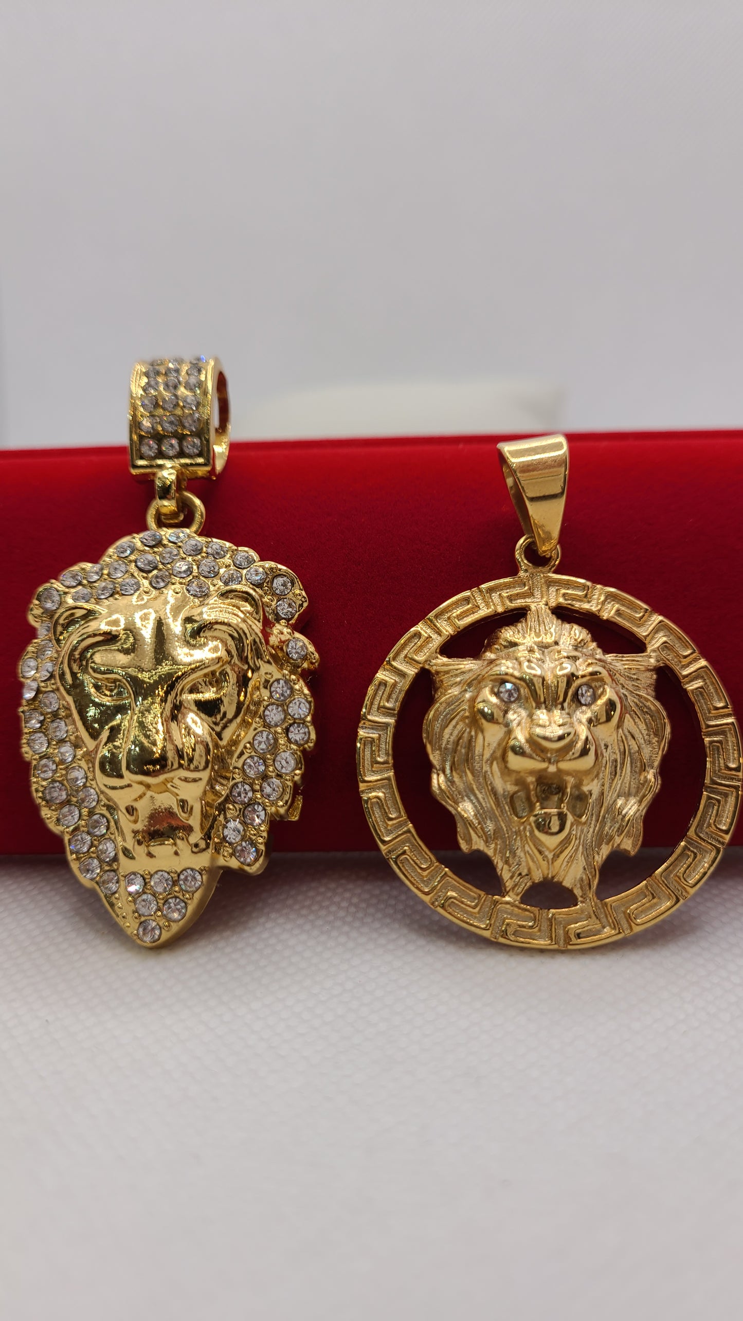 Pendentif lion plaqué or