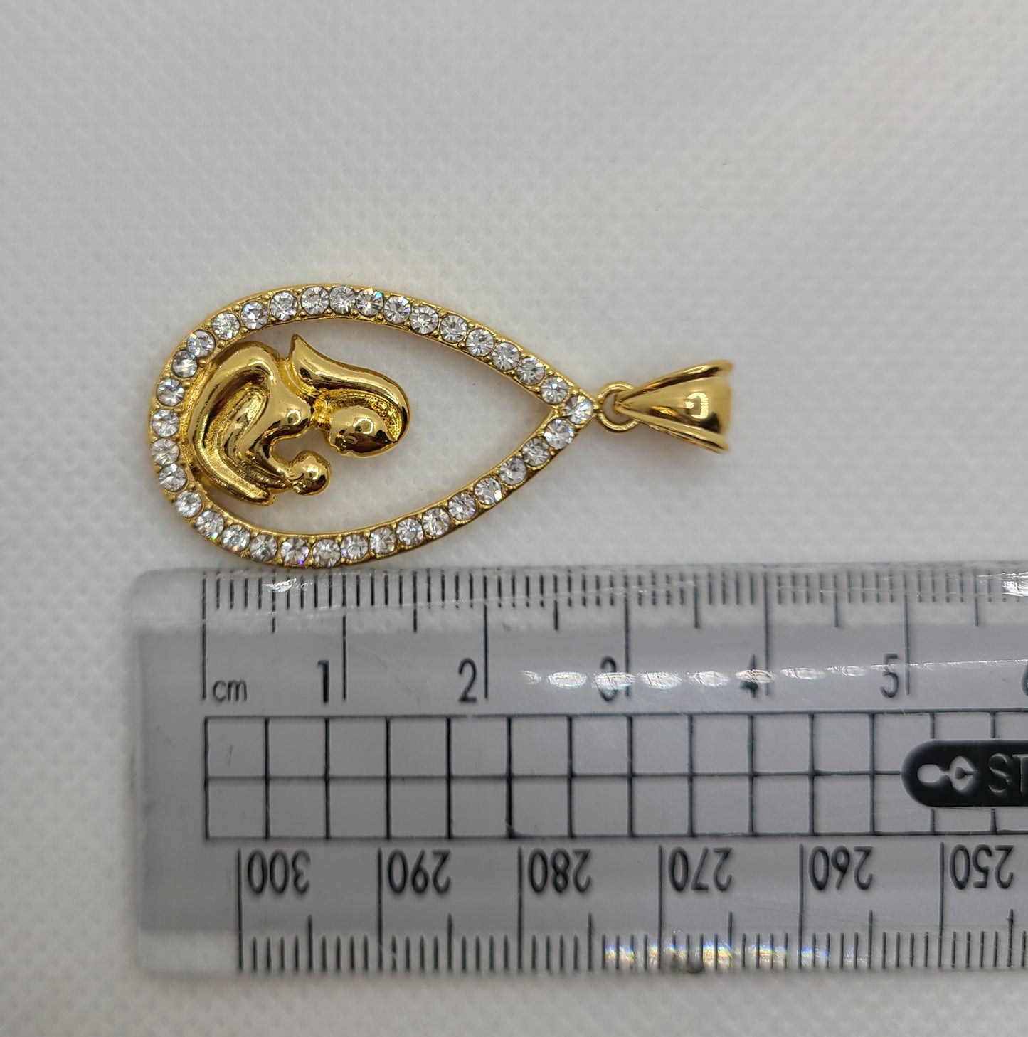 ਸੋਨੇ ਦੀ ਪਲੇਟ ਵਾਲਾ ਮਾਂ ਅਤੇ ਬੱਚੇ ਦਾ ਪੈਂਡੈਂਟ