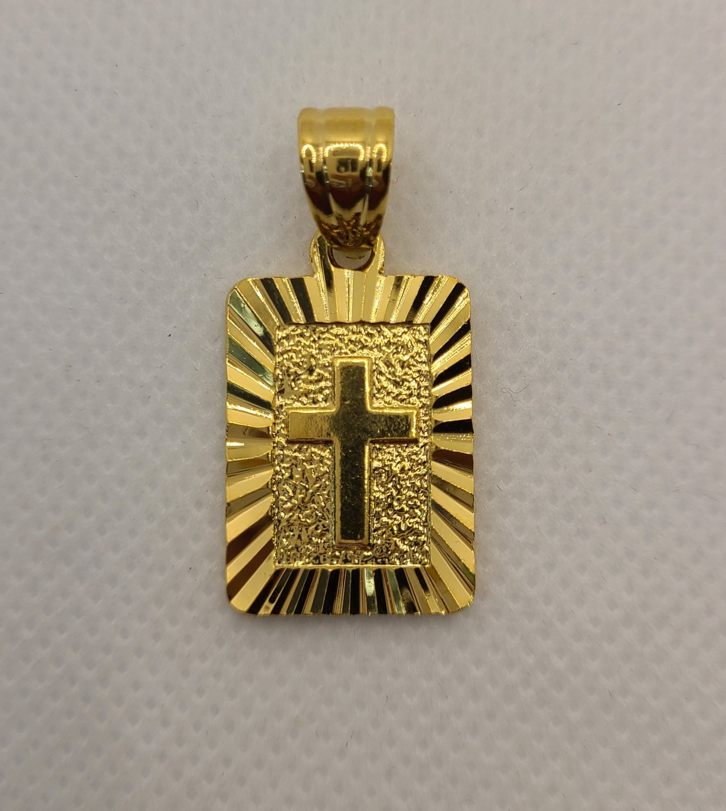 Pendentif croix plaqué or 18 carats