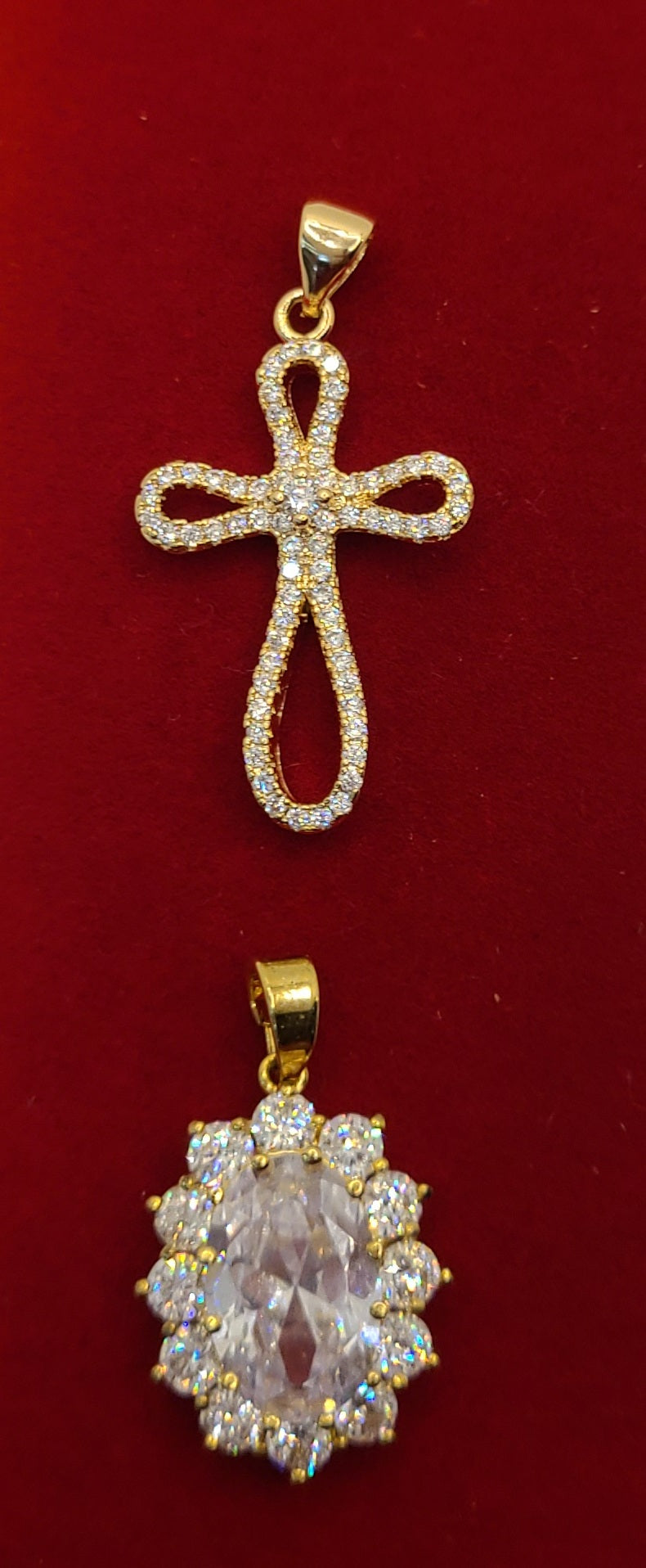 ਆਈਸਡ ਆਊਟ ਪੈਂਡੈਂਟ