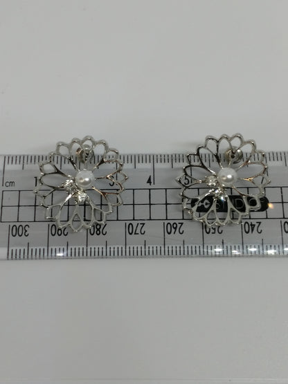 ਫੁੱਲਾਂ ਦੀਆਂ ਪੱਤੀਆਂ ਵਾਲੇ ਸਟੱਡ ਵਾਲੇ ਕੰਨਾਂ ਦੇ ਡਿਜ਼ਾਈਨ