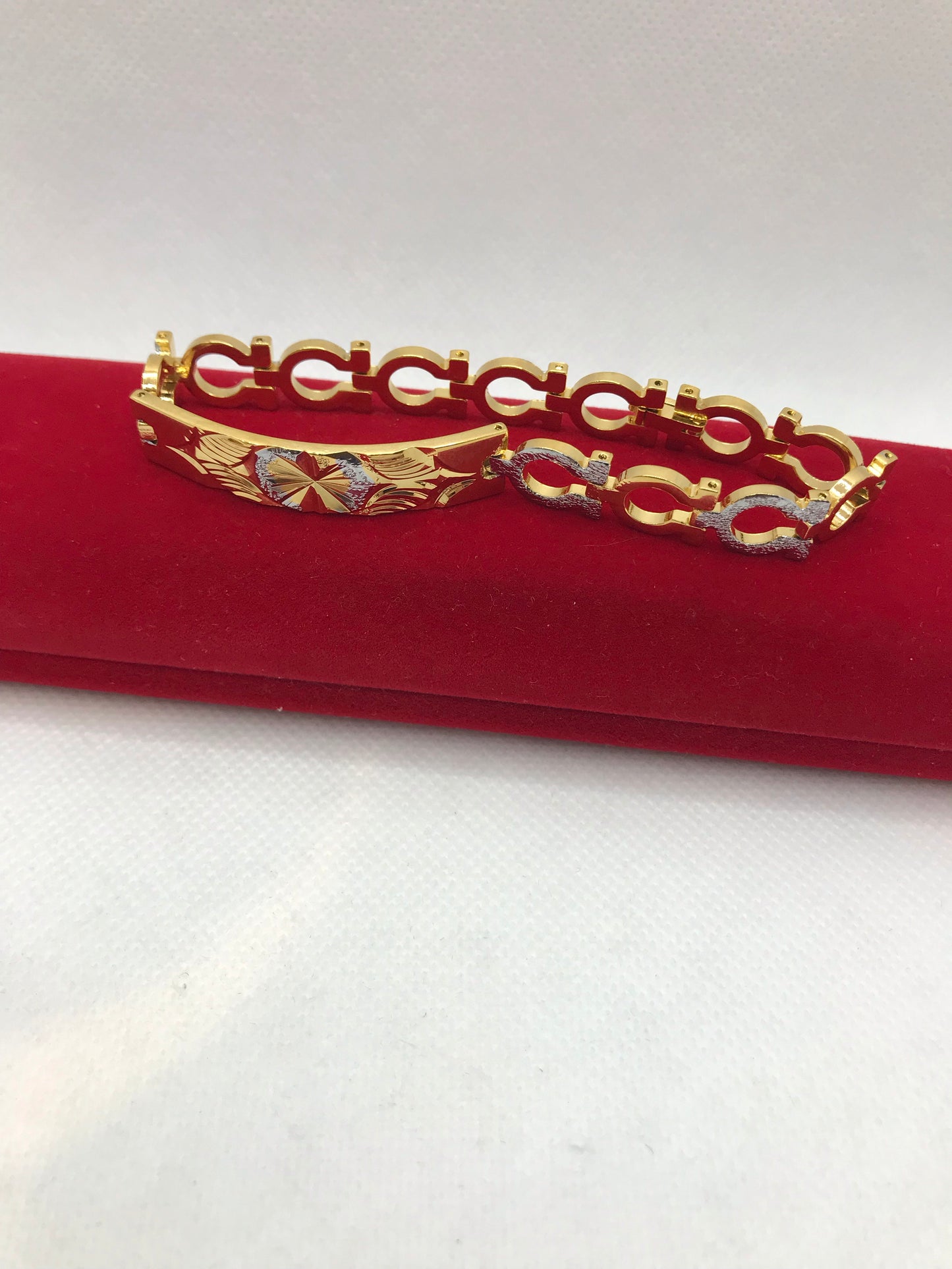 Bracelet unisexe en acier inoxydable.