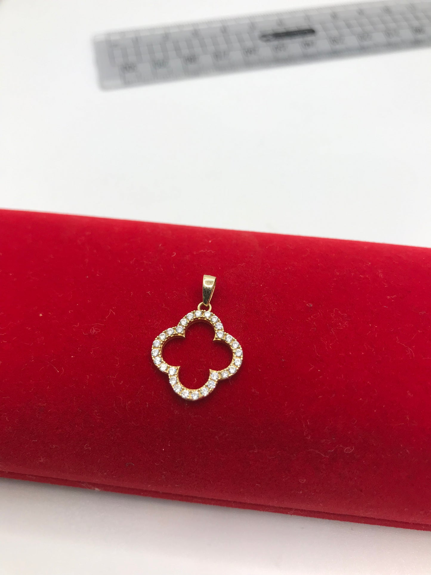 10k ਸੋਨੇ ਦਾ ਕਲੋਵਰ ਪੈਂਡੈਂਟ