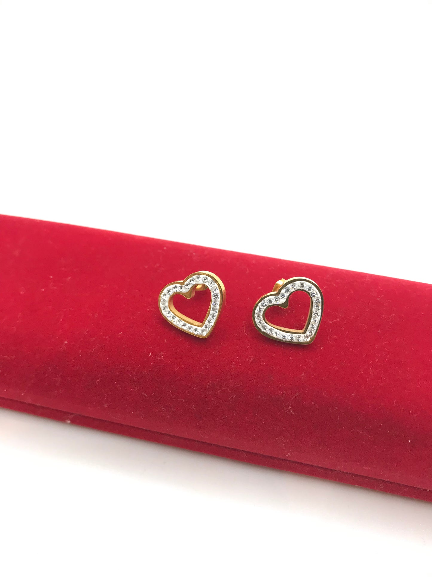 ਸੋਨੇ ਦੀ ਪਲੇਟ ਵਾਲੀਆਂ ਵਾਲੇ ਦਿਲ ਵਾਲੇ ਕੰਨਾਂ ਵਾਲੇ