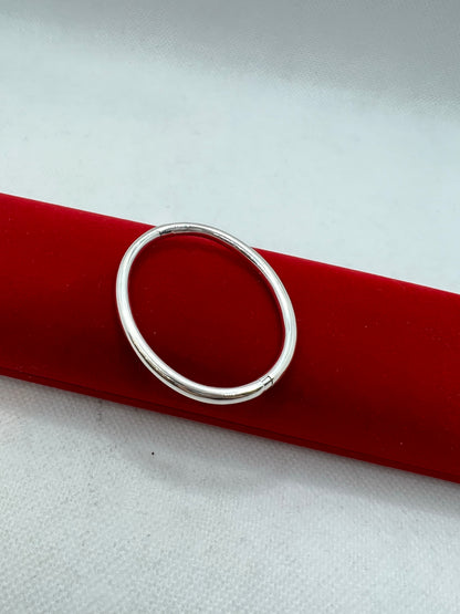 ਅਸਲੀ ਚਾਂਦੀ ਦੀ ਅੰਡਾਕਾਰ ਆਕਾਰ ਦੀ ਬੇਬੀ ਚੂੜੀ