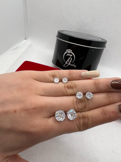 Boucles d'oreilles à tige en argent sterling avec pierre ronde taillée sur table.