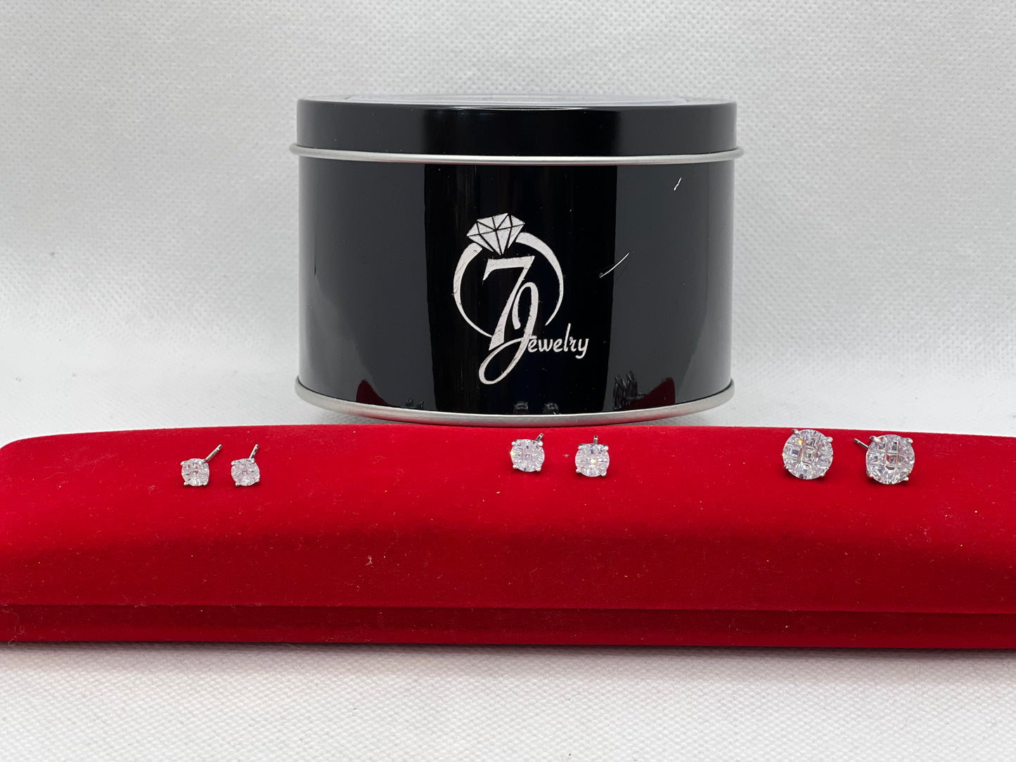 Boucles d'oreilles à tige en argent sterling avec pierre ronde taillée sur table.