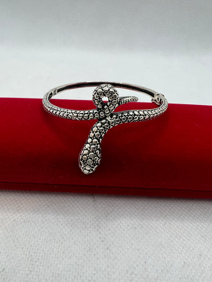 ਲਾਲ ਅੱਖਾਂ ਵਾਲਾ ਅਸਲੀ ਚਾਂਦੀ ਦਾ ਸੱਪ ਦਾ ਚੂੜਾ