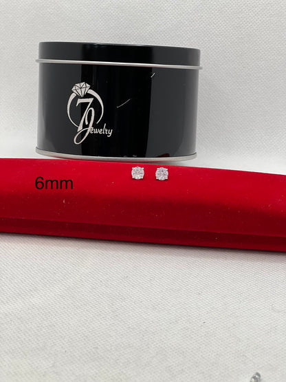 Boucles d'oreilles à tige en argent sterling avec pierre ronde taillée sur table.