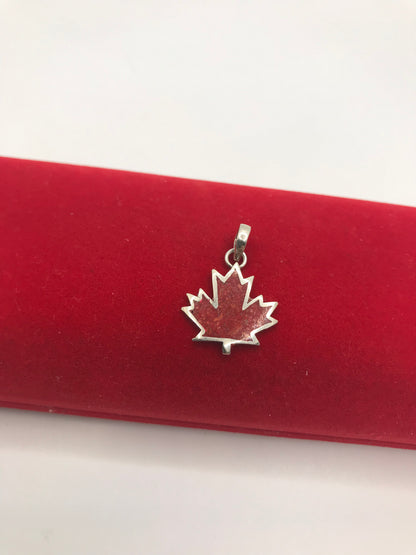 ਸਟਰਲਿੰਗ ਸਿਲਵਰ ਮੈਪਲ ਪੱਤੇ ਦਾ ਪੈਂਡੈਂਟ