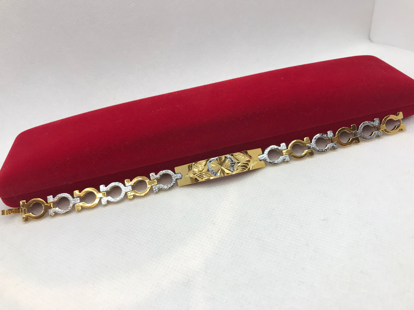 Bracelet unisexe en acier inoxydable.