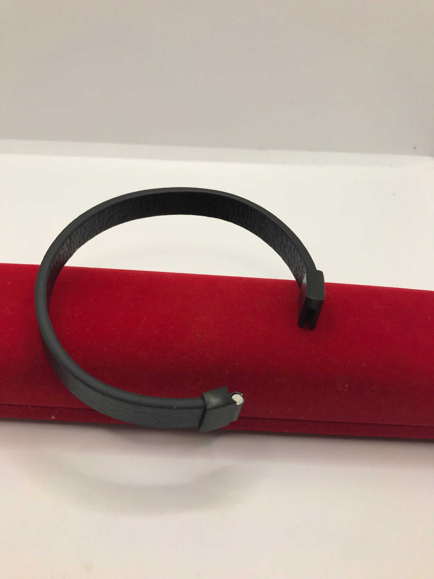 ਸਾਦਾ ਚਮੜੇ ਦਾ ਬਰੇਸਲੇਟ