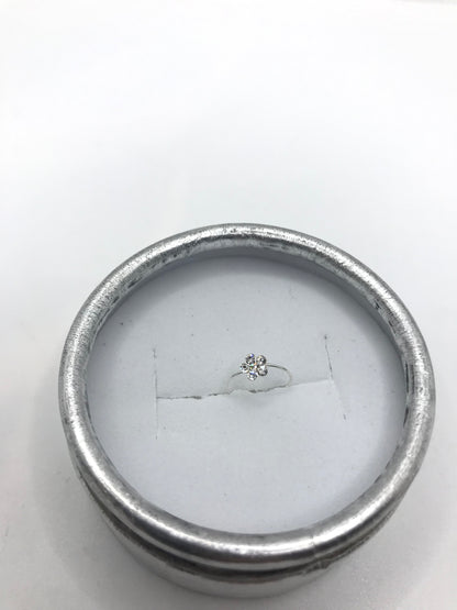 ਚਾਂਦੀ ਦੀ ਨੱਕ ਦੀ ਅੰਗੂਠੀ ਦੇ ਫੁੱਲਾਂ ਦਾ ਡਿਜ਼ਾਈਨ