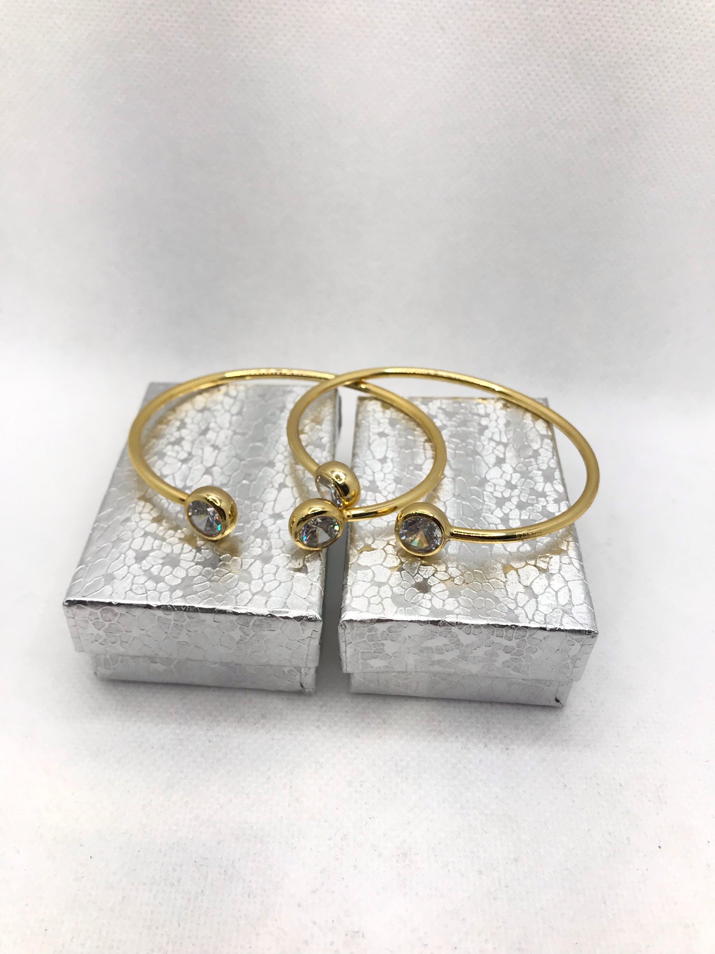 ਕ੍ਰਿਸਟਲ ਨਾਲ ਸੋਨੇ ਦੀ ਪਲੇਟਿਡ ਚੂੜੀ