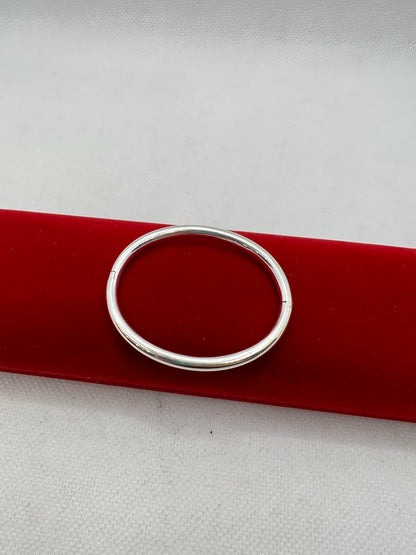 ਅਸਲੀ ਚਾਂਦੀ ਦੀ ਅੰਡਾਕਾਰ ਆਕਾਰ ਦੀ ਬੇਬੀ ਚੂੜੀ