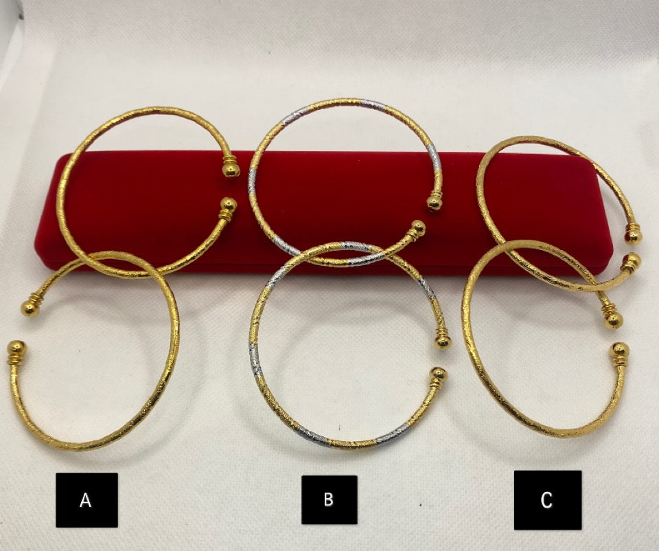 ਗੋਲਡ ਪਲੇਟਿਡ ਫ੍ਰੀ ਸਾਈਜ਼ ਚੂੜੀਆਂ