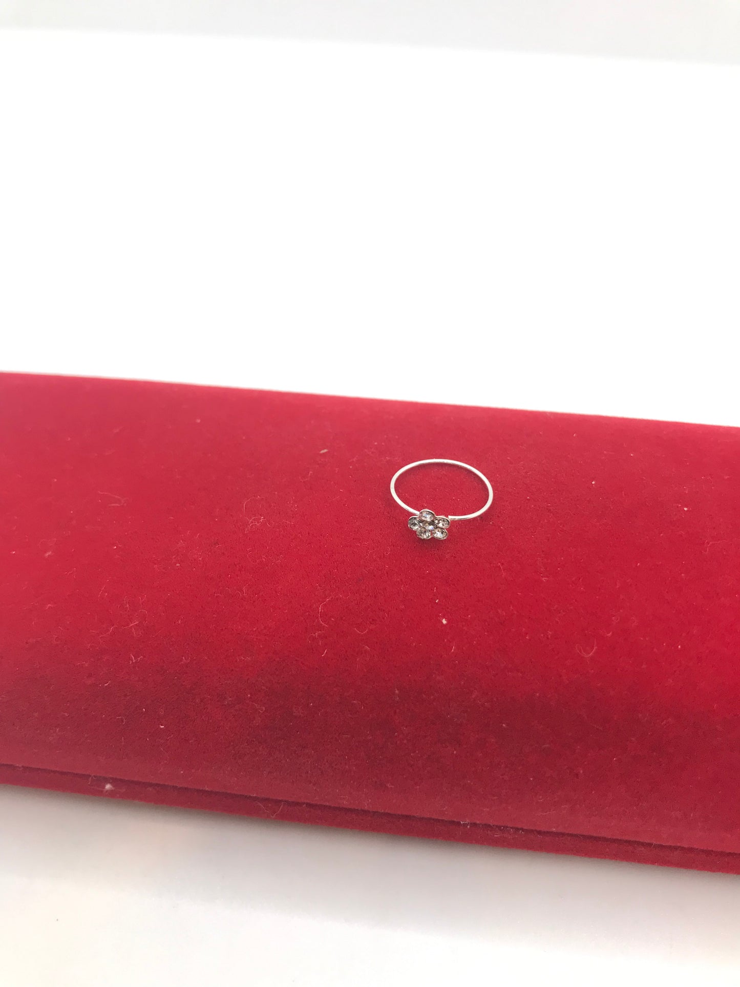 ਚਾਂਦੀ ਦੀ ਨੱਕ ਦੀ ਅੰਗੂਠੀ ਦੇ ਫੁੱਲਾਂ ਦਾ ਡਿਜ਼ਾਈਨ