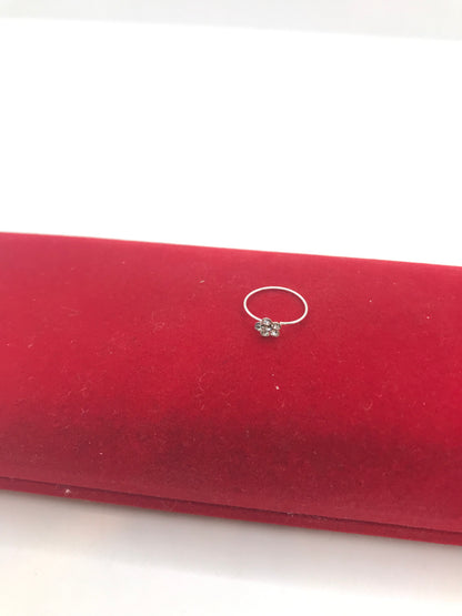 ਚਾਂਦੀ ਦੀ ਨੱਕ ਦੀ ਅੰਗੂਠੀ ਦੇ ਫੁੱਲਾਂ ਦਾ ਡਿਜ਼ਾਈਨ