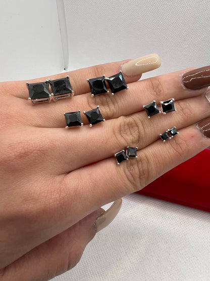 Clou d'oreille en argent sterling (carré noir)